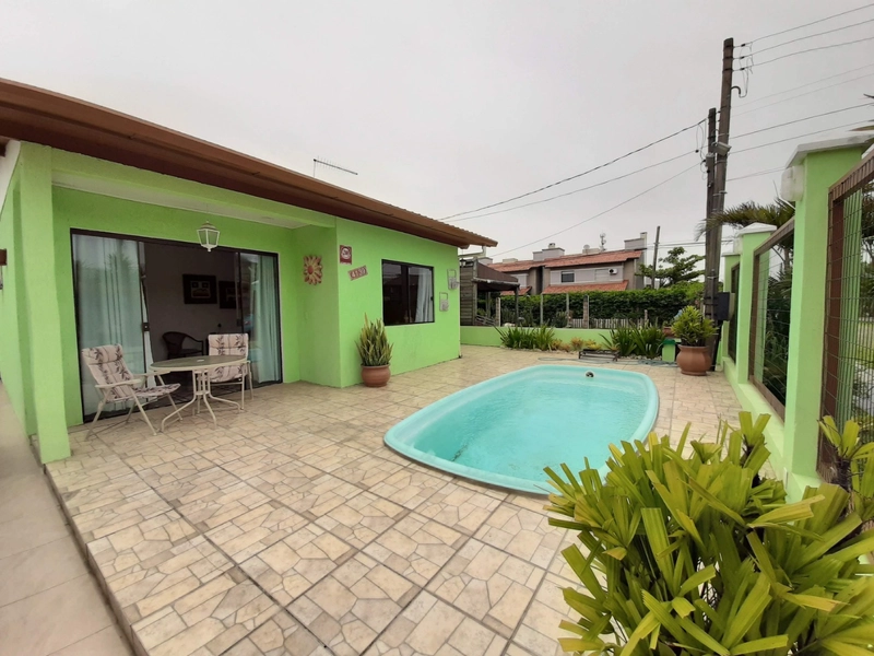Casa com piscina na praia Capão Novo
