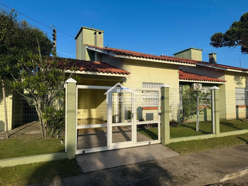 IMOVEL com ampla varanda na praia Capão Novo