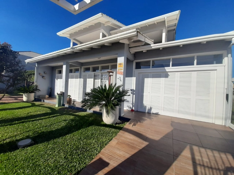 Casa de excelente padrão na Praia CAPÃO NOVO em área residencial: 3ª foto da galeria de imagens do imóvel