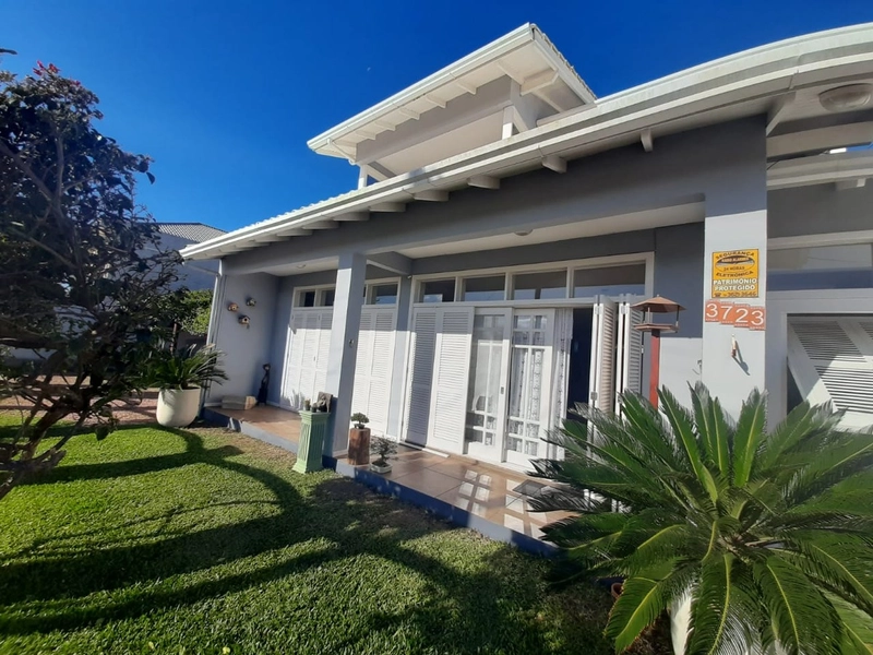 Casa de excelente padrão na Praia CAPÃO NOVO em área residencial: 2ª foto da galeria de imagens do imóvel