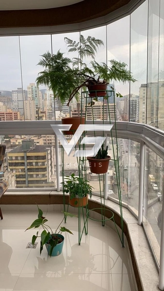 LINDO APARTAMENTO SEMIMOBILIADO 3 SUÍTES 3 VAGAS FRENTE MAR MEIA PRAIA: 9ª foto da galeria de imagens do imóvel