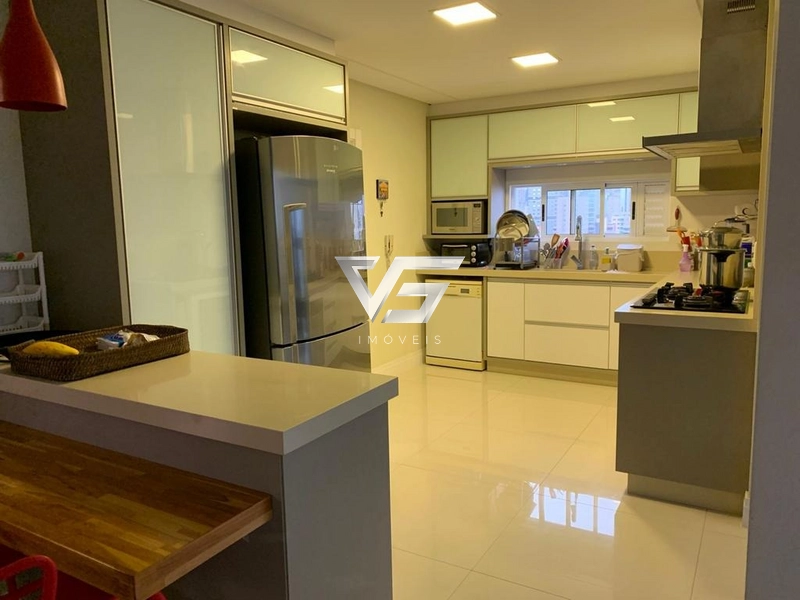 LINDO APARTAMENTO SEMIMOBILIADO 3 SUÍTES 3 VAGAS FRENTE MAR MEIA PRAIA: 4ª foto da galeria de imagens do imóvel