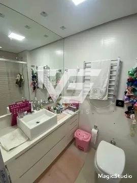 Localizado em região privilegiada, a uma quadra da Av. Beira Mar Norte: 36ª foto da galeria de imagens do imóvel