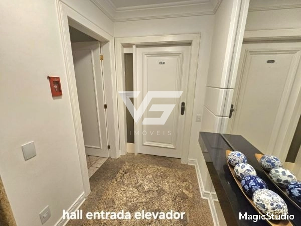 APARTAMENTO ALTO PADRÃO MOBILIADO DECORADO CENTRO DE FLORIANÓPOLIS: 2ª foto da galeria de imagens do imóvel