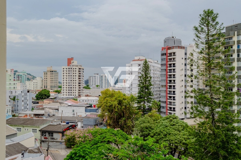 APARTAMENTO SEMI MOBILIADO DE 3 DORMITÓRIOS NO CENTRO DE FLORIANÓPOLIS: 1ª foto da galeria de imagens do imóvel