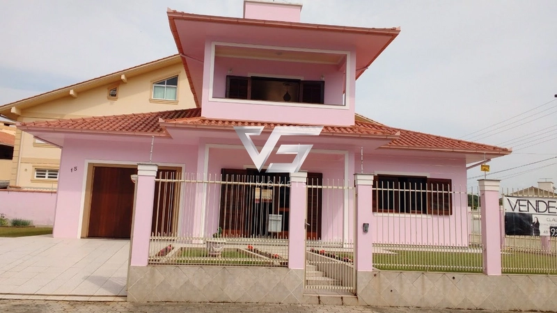 Casa com ótima localização em Santo Amaro da Imperatriz, terreno de 495m²: 1ª foto da galeria de imagens do imóvel