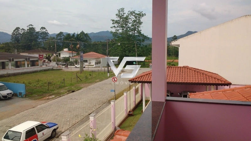 Casa com ótima localização em Santo Amaro da Imperatriz, terreno de 495m²: 2ª foto da galeria de imagens do imóvel