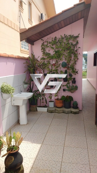 Casa com ótima localização em Santo Amaro da Imperatriz, terreno de 495m²: 13ª foto da galeria de imagens do imóvel