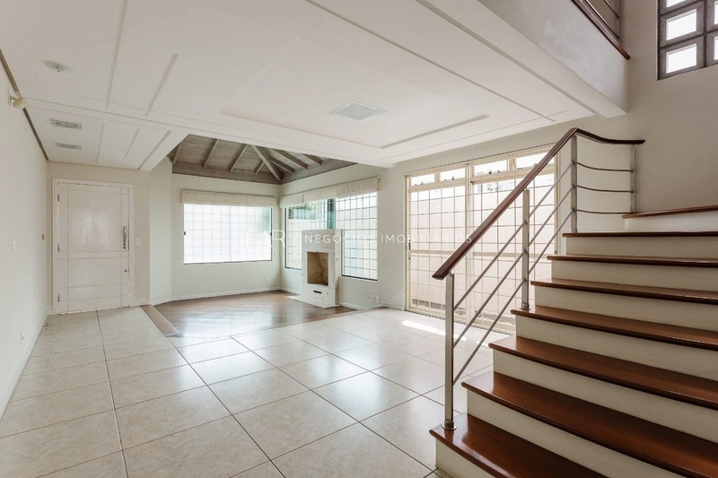 Casa com 5 Quartos | 2 Suítes | 4 Vagas à Venda - Coqueiros, Florianóp: 4ª foto da galeria de imagens do imóvel