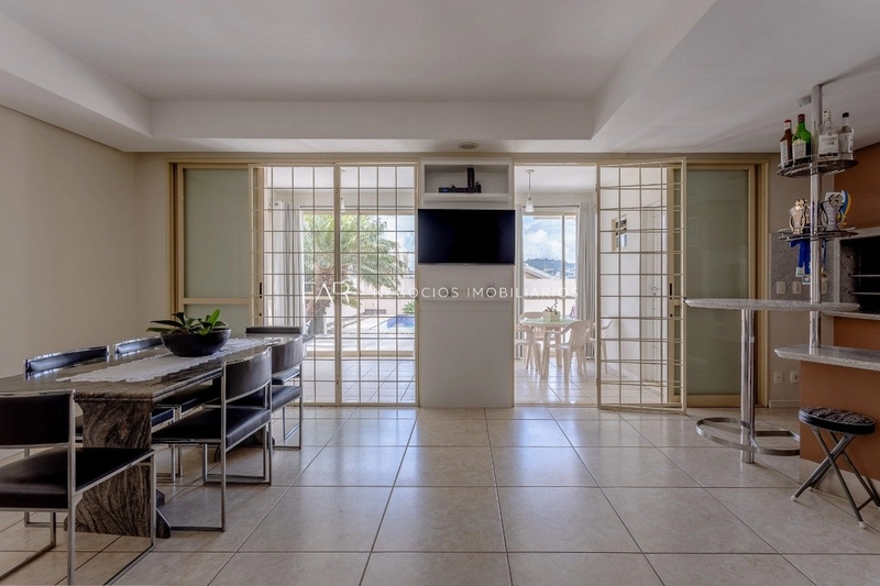 Casa com 5 Quartos | 2 Suítes | 4 Vagas à Venda - Coqueiros, Florianóp: 5ª foto da galeria de imagens do imóvel