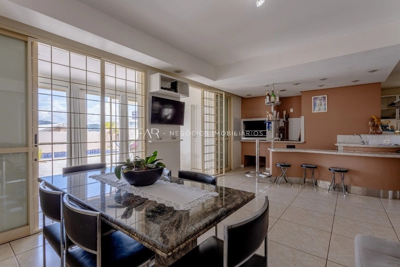 Casa com 5 Quartos | 2 Suítes | 4 Vagas à Venda - Coqueiros, Florianóp: 6ª foto da galeria de imagens do imóvel