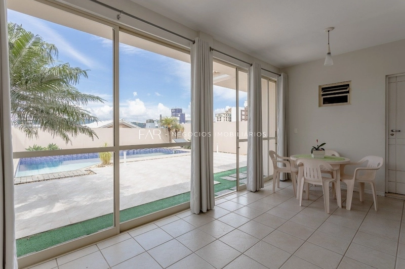 Casa com 5 Quartos | 2 Suítes | 4 Vagas à Venda - Coqueiros, Florianóp: 12ª foto da galeria de imagens do imóvel