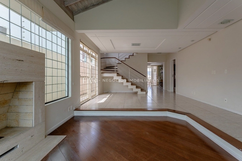 Casa com 5 Quartos | 2 Suítes | 4 Vagas à Venda - Coqueiros, Florianóp: 2ª foto da galeria de imagens do imóvel