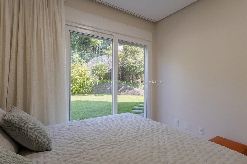 Casa em 4 Suítes em condomínio no Cacupé, Florianópolis: 25ª foto da galeria de imagens do imóvel