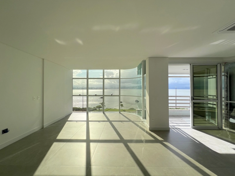 Apartamento totalmente reformado frente Beira Mar - 211 m² privativos