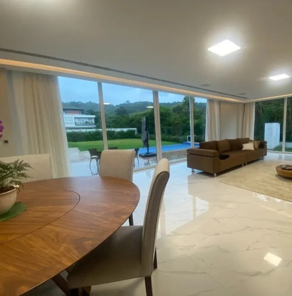 Casa á venda em Cacupé em Condomínio fechado - 5 suítes - 936 m²