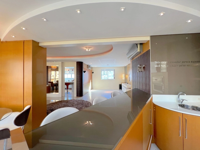 Apartamento ao lado do colégio Catarinense, com 3 suítes - 2 vagas: 4ª foto da galeria de imagens do imóvel