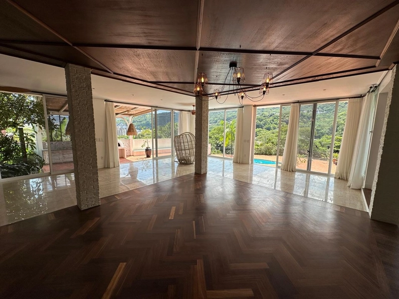 Belíssima Mansão no Corrego Grande com 909m2 privativo: 5ª foto da galeria de imagens do imóvel