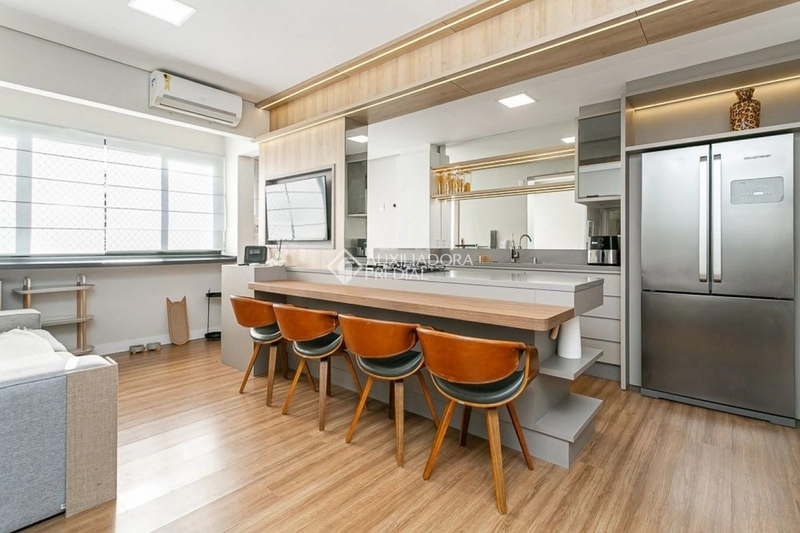 Apartamento reformado com 2 dormitórios e 1 vaga coberta - Agronômica: 1ª foto da galeria de imagens do imóvel