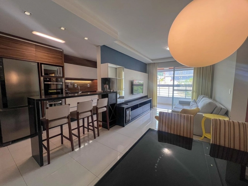 Apartamento mobiliado de 84 m² com 2 dormitórios e ampla sacada.: 1ª foto da galeria de imagens do imóvel