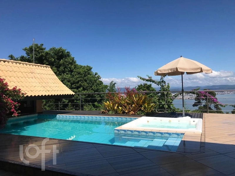Casa à venda em Centro com 410 m², 4 quartos, 2 suítes, 1 vaga: 1ª foto da galeria de imagens do imóvel