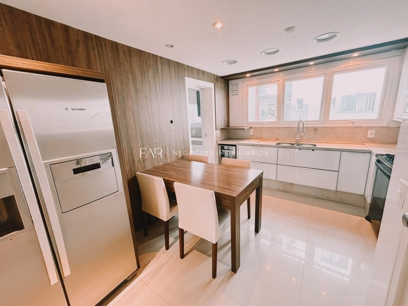 Apartamento à venda em Agronômica com 221 m², 3 suítes, 3 vagas: 9ª foto da galeria de imagens do imóvel