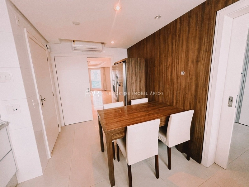 Apartamento à venda em Agronômica com 221 m², 3 suítes, 3 vagas: 10ª foto da galeria de imagens do imóvel