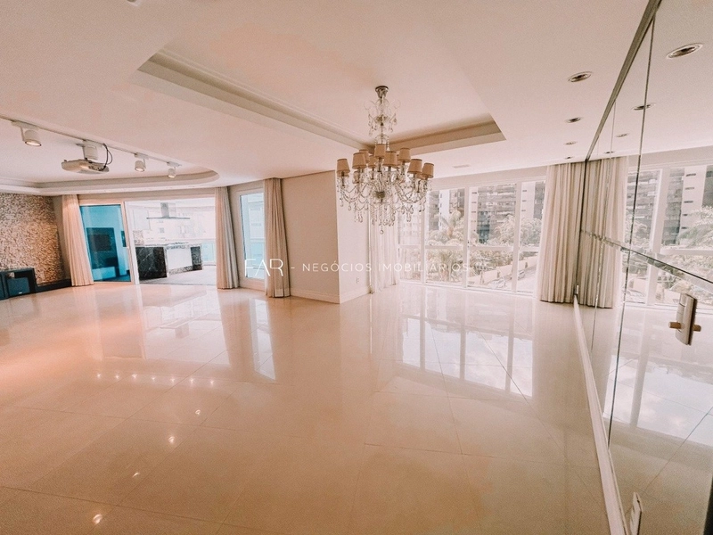 Apartamento à venda em Agronômica com 221 m², 3 suítes, 3 vagas