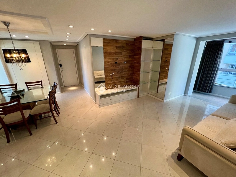 Amplo Apartamento com 4 Dormitórios na Agronômica - Florianópolis: 3ª foto da galeria de imagens do imóvel