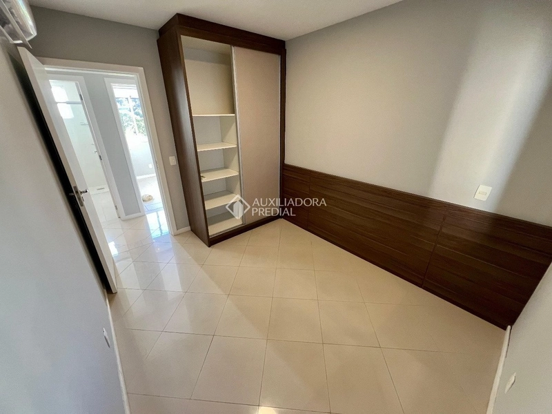 Amplo Apartamento com 4 Dormitórios na Agronômica - Florianópolis: 22ª foto da galeria de imagens do imóvel