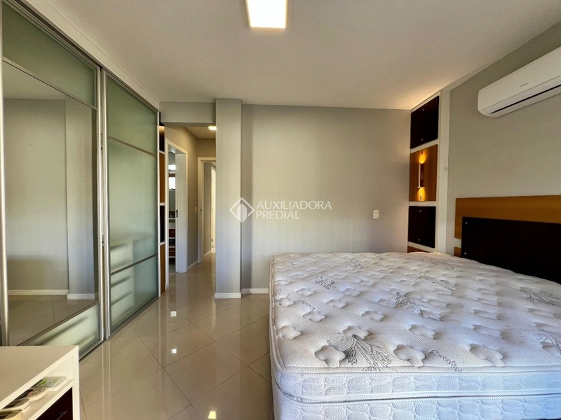 Amplo Apartamento com 4 Dormitórios na Agronômica - Florianópolis: 15ª foto da galeria de imagens do imóvel