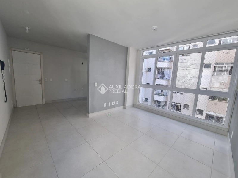 Conforto e praticidade no coração de Florianópolis 2 quartos, 1 suíte: 3ª foto da galeria de imagens do imóvel