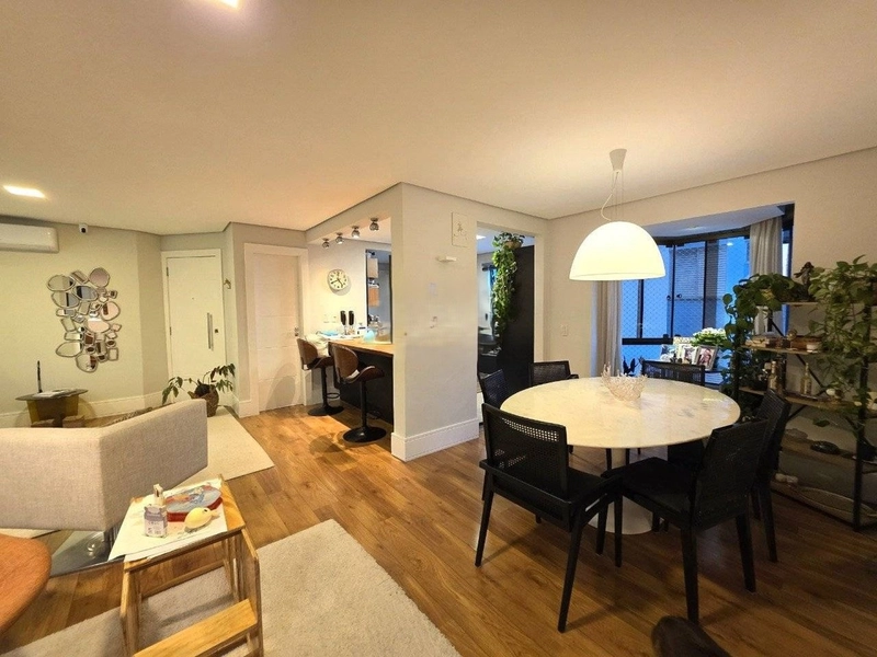 Amplo Apartamento com 3 Suítes à Venda no Centro de Florianópolis: 1ª foto da galeria de imagens do imóvel