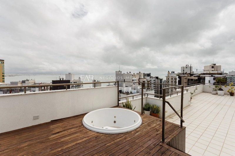 Cobertura de 316m2 e 5 vagas de garagem no Centro de Florianópolis