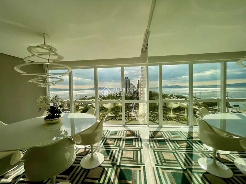 Apartamento mobiliado com vista para o mar no centro de Florianópolis: 1ª foto da galeria de imagens do imóvel