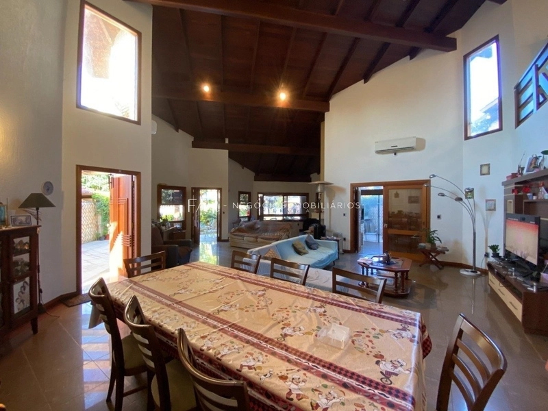 Casa à Venda em Jurerê com 7 Quartos, sendo 5 Suítes , Florianópolis.: 2ª foto da galeria de imagens do imóvel