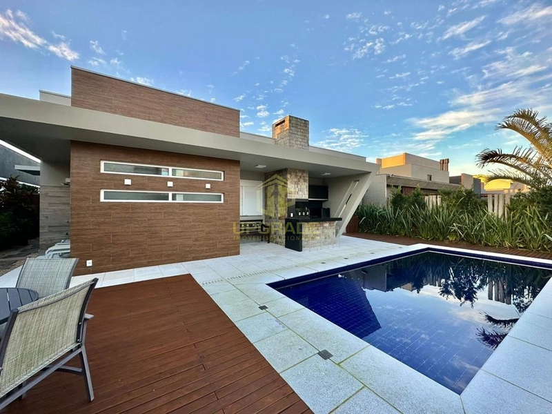 Viva o luxo e o conforto em uma casa moderna e com piscina.: 2ª foto da galeria de imagens do imóvel