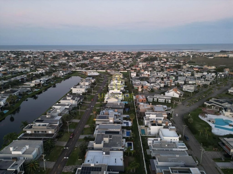 Viva o luxo e o conforto em uma casa moderna e com piscina.: 46ª foto da galeria de imagens do imóvel