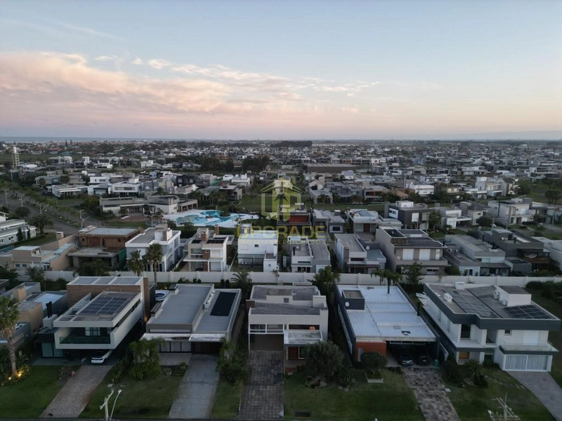 Viva o luxo e o conforto em uma casa moderna e com piscina.: 5ª foto da galeria de imagens do imóvel