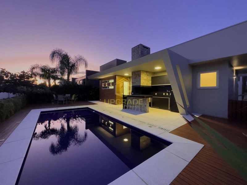 Viva o luxo e o conforto em uma casa moderna e com piscina.