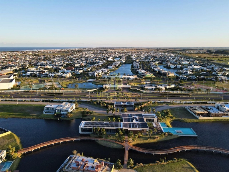 Maravilhosa mansão beira a lago: 24ª foto da galeria de imagens do imóvel