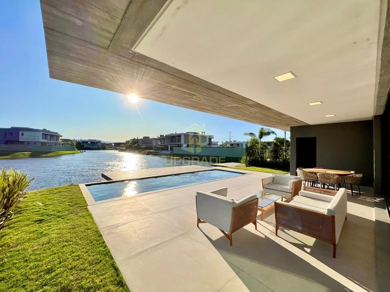 Maravilhosa mansão beira a lago