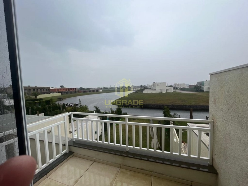 Nós sonhamos em cores emprestadas do mar.