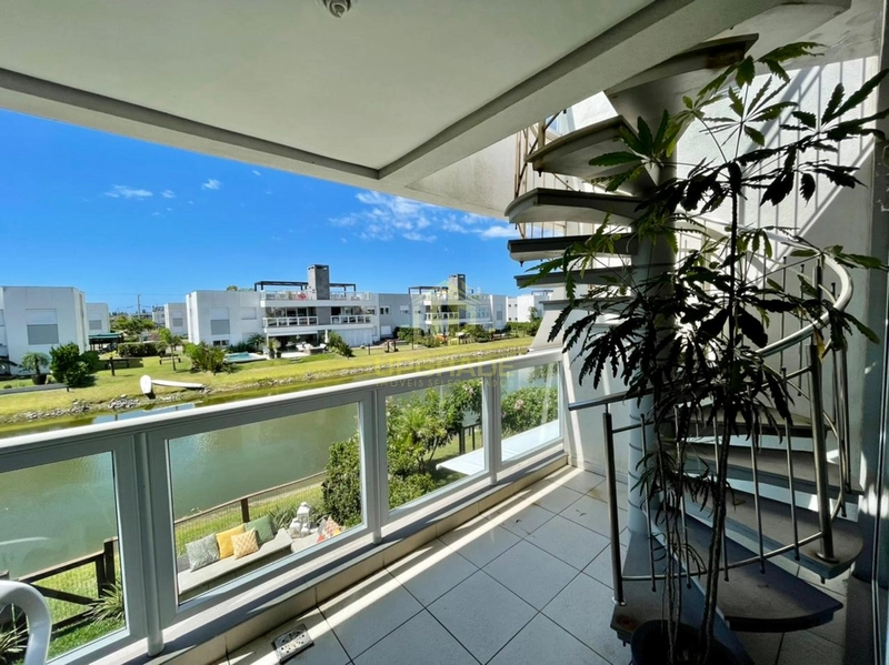 Deixando o mar levar todas as energias negativas para longe.