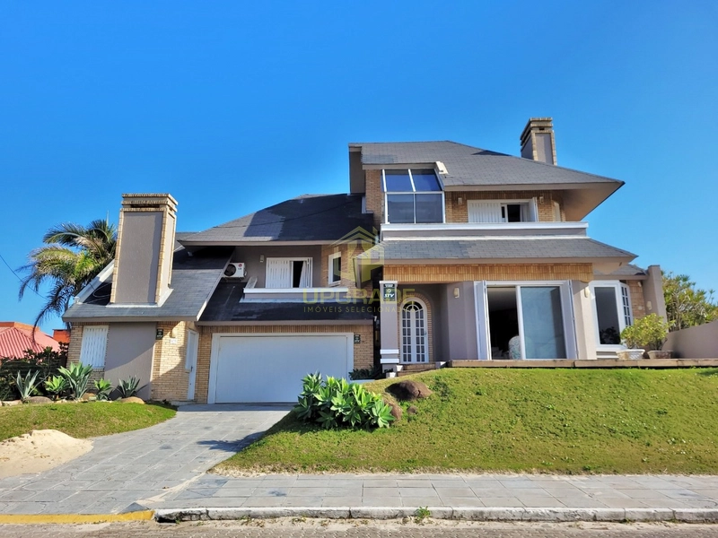 Olha o mar, a vida não pode ser pequena com uma imensidão daquelas.