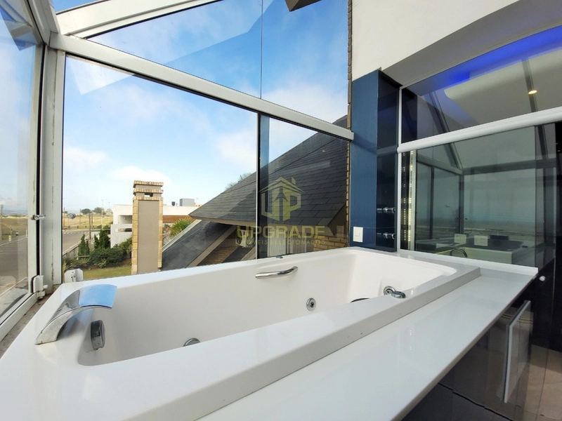 Olha o mar, a vida não pode ser pequena com uma imensidão daquelas.: 21ª foto da galeria de imagens do imóvel