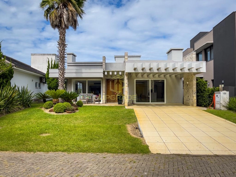 Tudo se renova na brisa do mar.