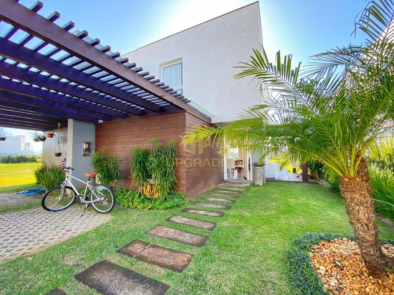 Areia no pé e cabeça no mar, a praia é minha vida, meu amor e meu lar.