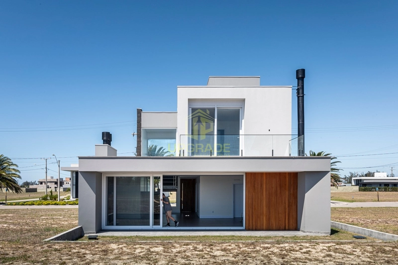 Esta é minha casa: sol, areia e mar.