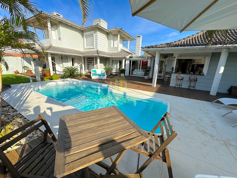 Água salgada, areia e sol é tudo que preciso para estar em paz